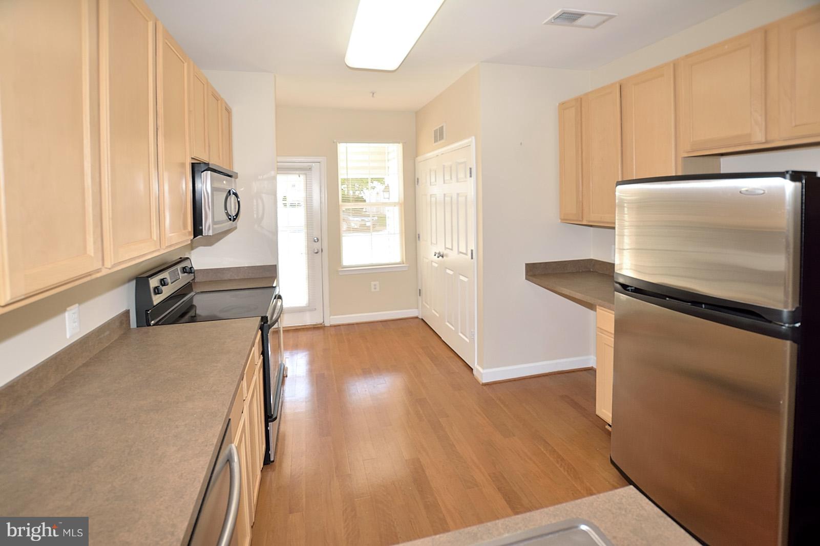42393 Goldenseal Square, Unit 42393 Ashburn, VA 20148 - Photo 6 of 18 Kitchen