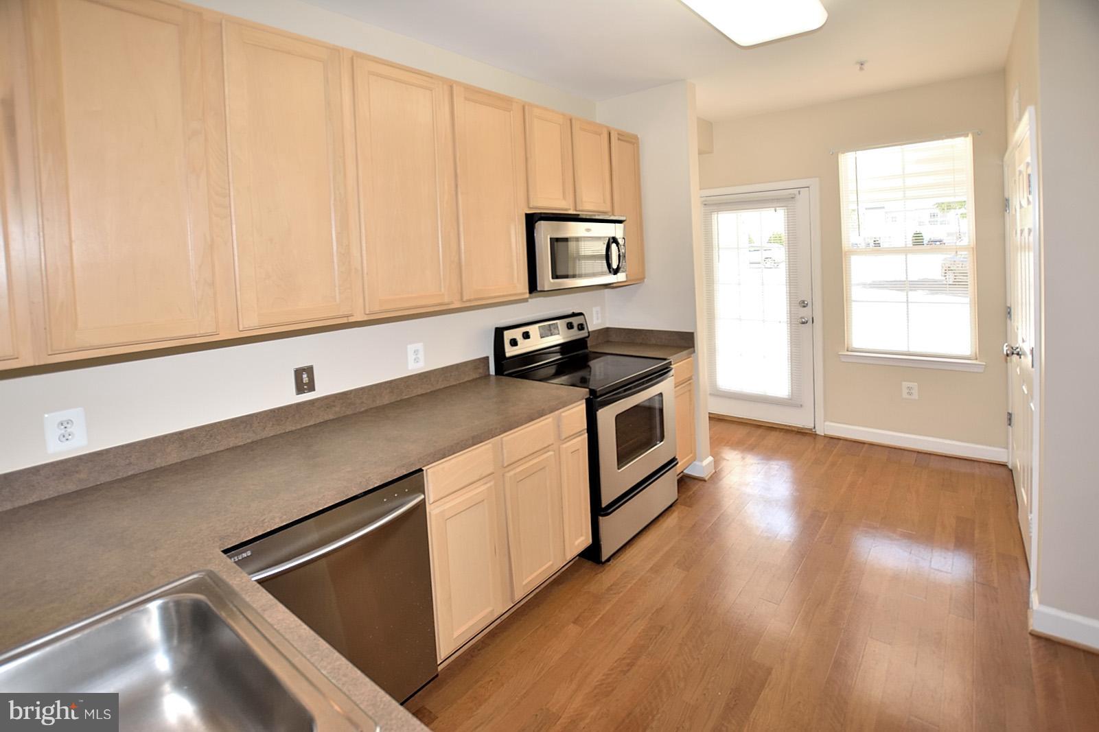 42393 Goldenseal Square, Unit 42393 Ashburn, VA 20148 - Photo 7 of 18 Kitchen