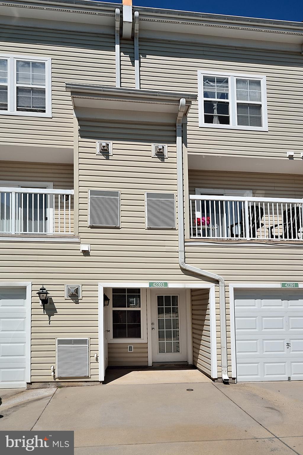 42393 Goldenseal Square, Unit 42393 Ashburn, VA 20148 - Photo 10 of 18 Exterior (Rear)
