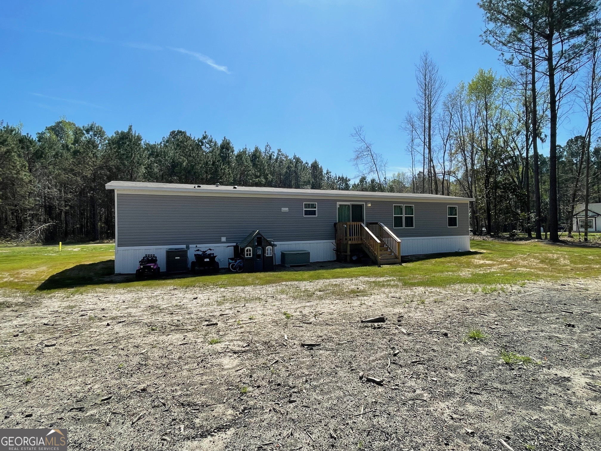 5571 Old Dixie Highway South Springfield, GA 31329 - Photo 4 of 38 a view of a house with a yard