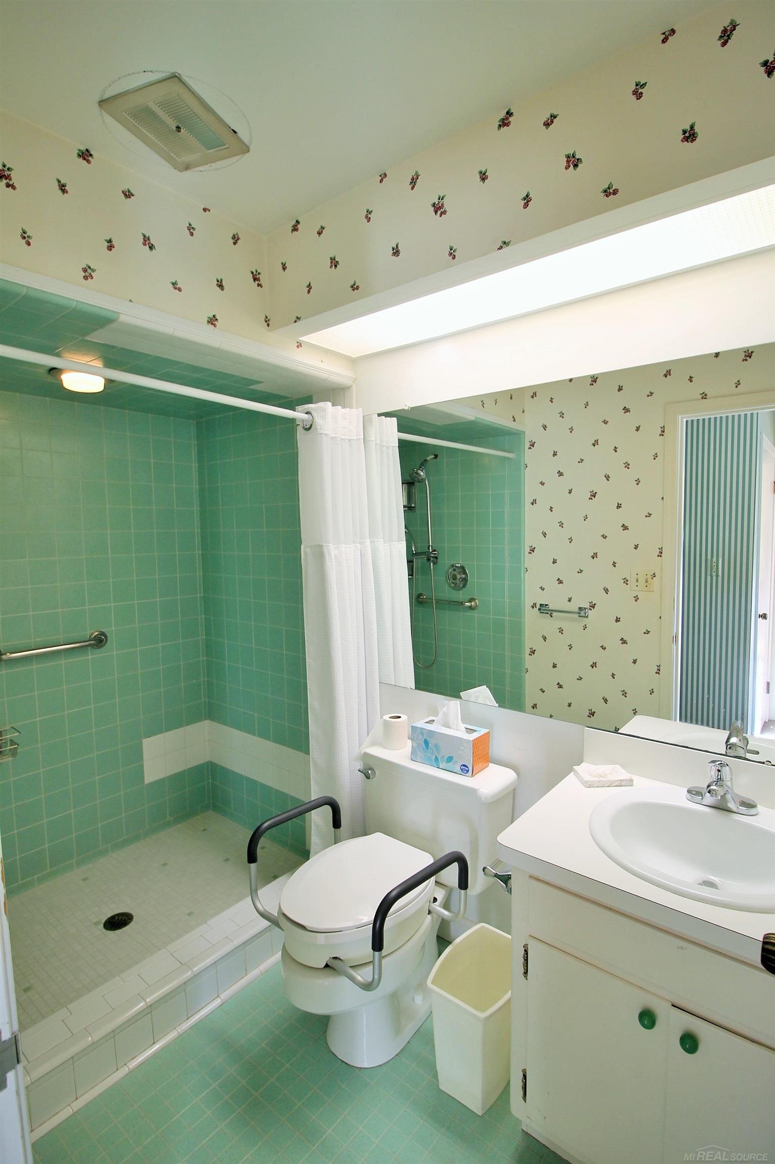 1341 Devonshire Road Grosse Pointe, MI 48230 - Photo 20 of 68 50094711-19.JPG