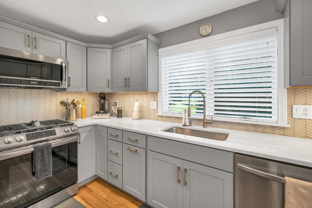 84 Hawthorne Village Road, Unit 84 Nashua, NH 03062 - Photo 7 of 42 Gallery Image 7