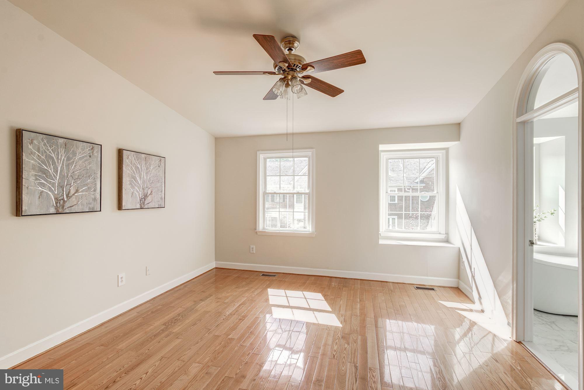 3968 Valley Ridge Drive Fairfax, VA 22033 - Photo 20 of 41 Living Room