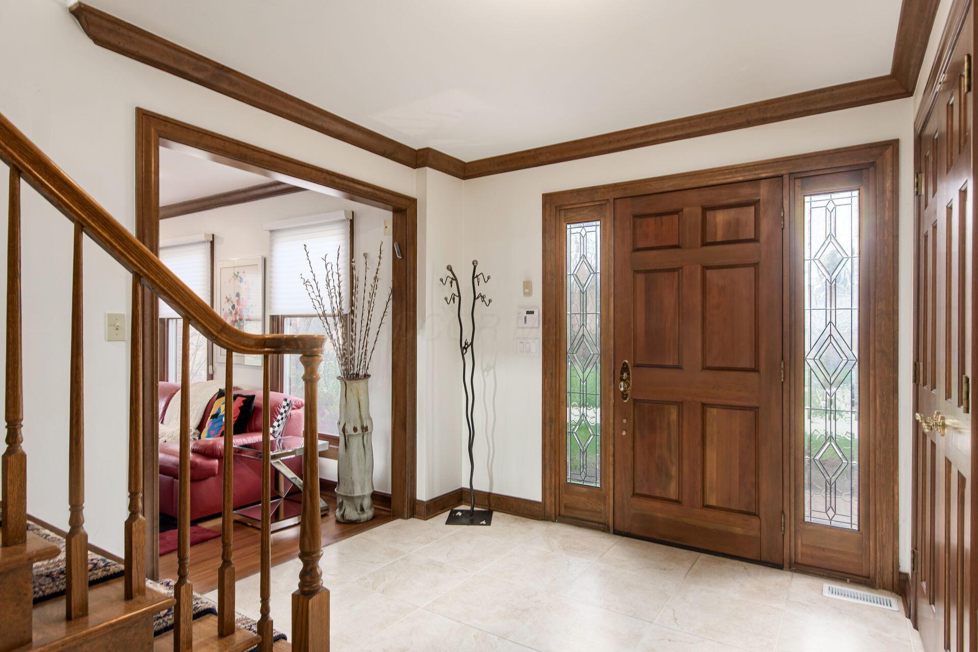941 Robbins Way Columbus, OH 43085 - Photo 4 of 64 Foyer