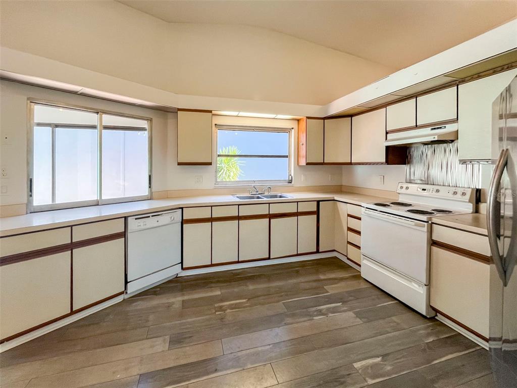 3957 Proctor Road Sarasota, FL 34233 - Photo 5 of 18