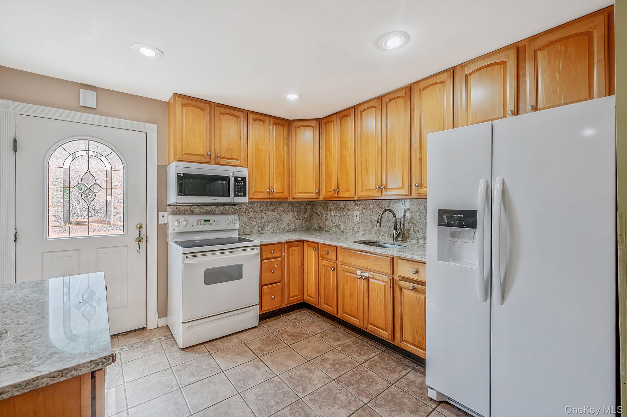 61 North Ocean Avenue Islip, NY 11751 - Photo 10 of 36