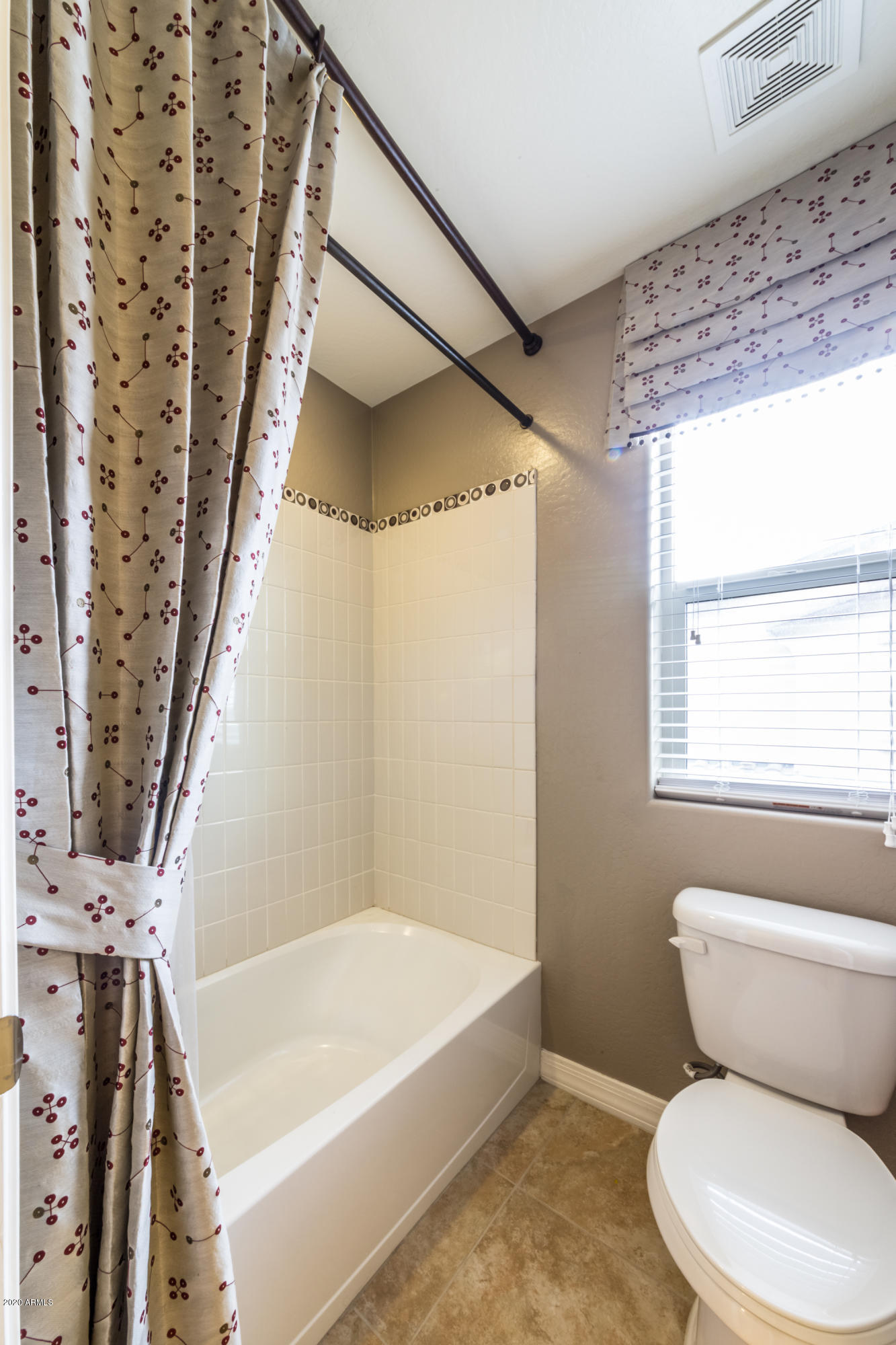 15283 West Charter Oak Road Surprise, AZ 85379 - Photo 18 of 33 BathroomTub