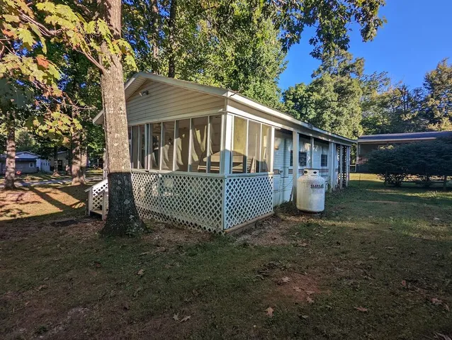 a view of a house with a yard