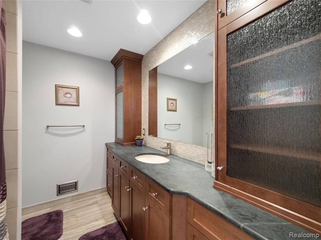 21311 Metroview Road Farmington Hills, MI 48335 - Photo 35 of 78