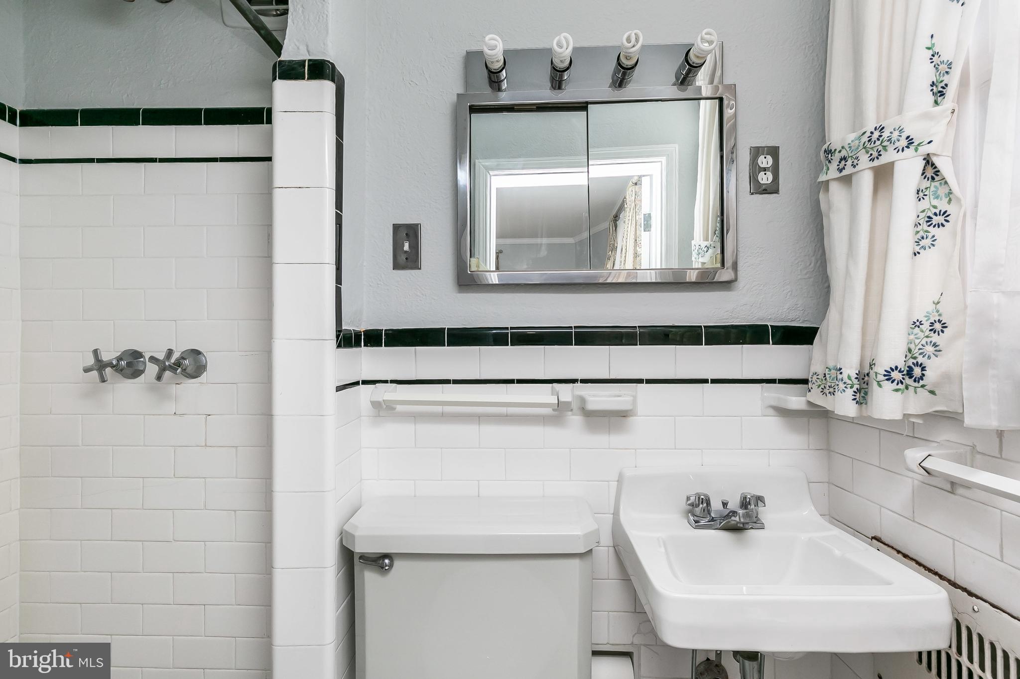 330 Murdock Road Baltimore, MD 21212 - Photo 11 of 35 Attached Bath