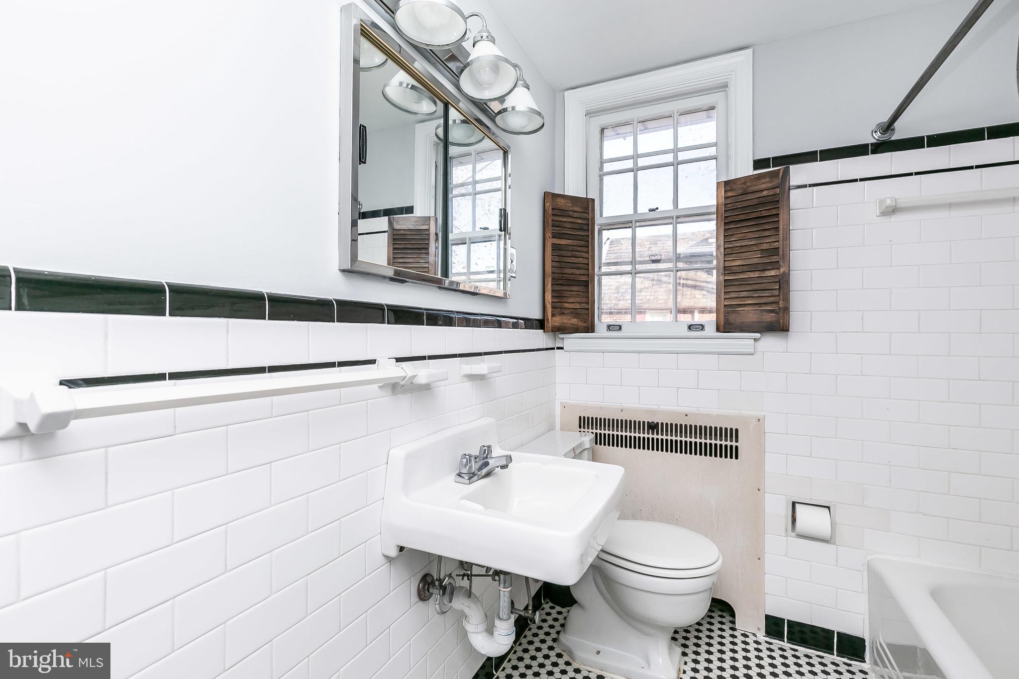 330 Murdock Road Baltimore, MD 21212 - Photo 15 of 35 2nd level hall bath