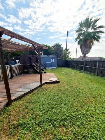 a view of a backyard