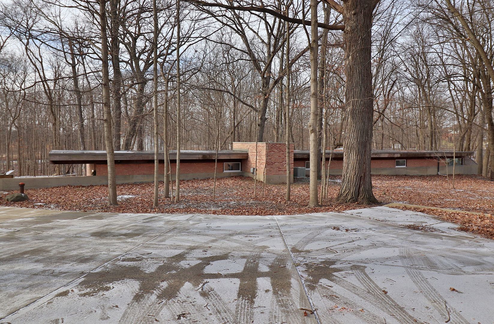20120 West Brightway Road Mokena, IL 60448 - Photo 30 of 32 a backyard of a house with table and chairs