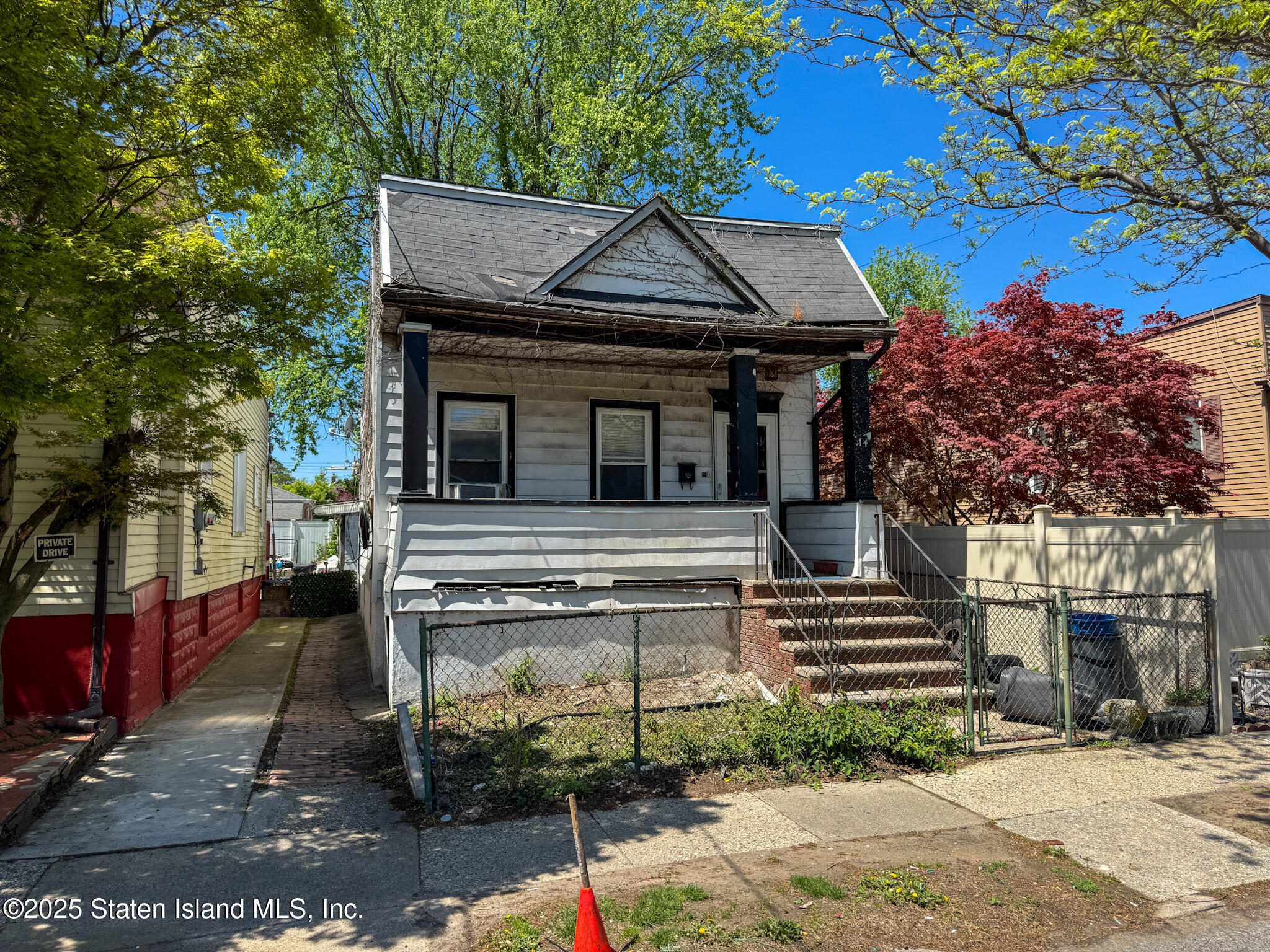 14 Van Riper Street Staten Island, NY 10302 - Photo 1 of 11 a front view of a house with garden