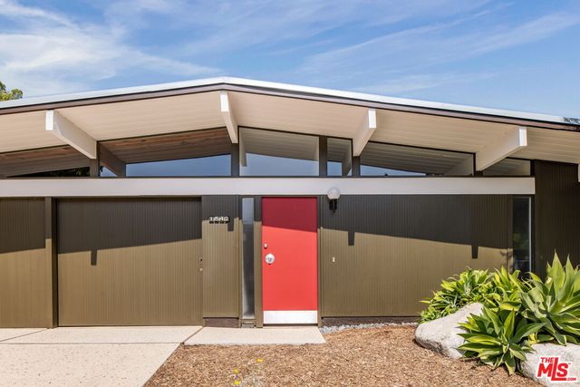 a view of a house with entertaining space