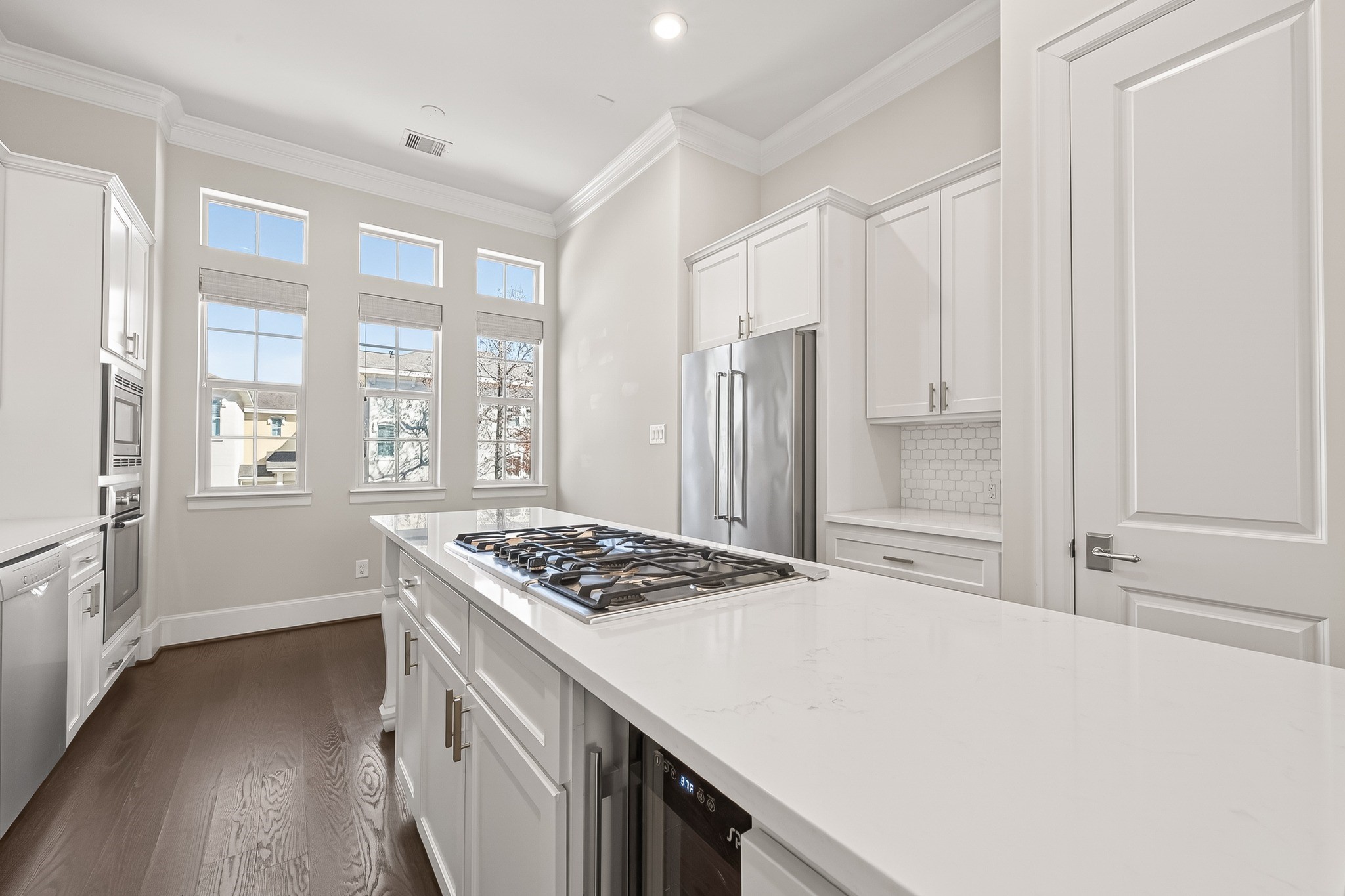 122 Gateway Park Place Spring, TX 77380 - Photo 19 of 44 a kitchen that has a stove and a refrigerator