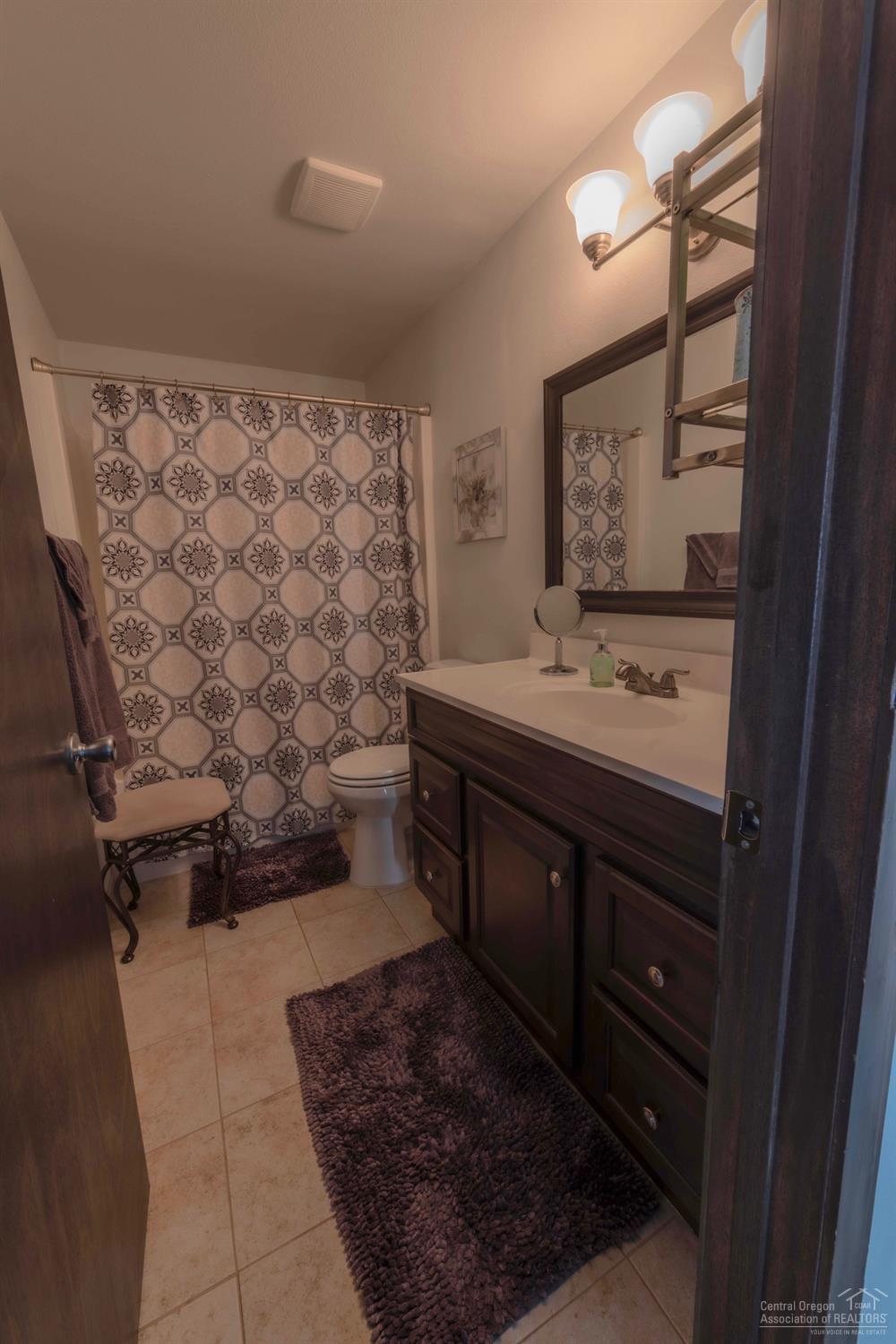 24415 Dodds Road Bend, OR 97701 - Photo 13 of 22 Guest Bath