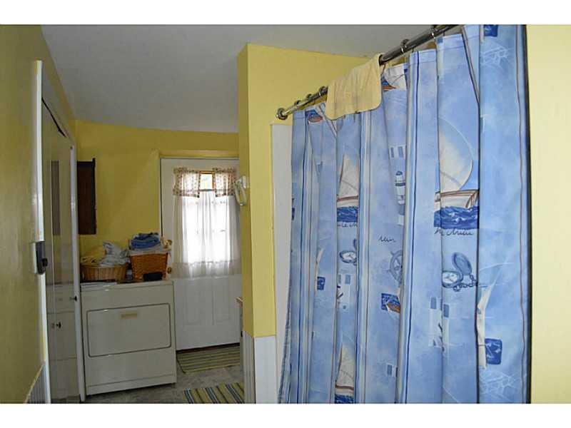 105 Nobis Point Road Readfield, ME 04355 - Photo 15 of 32 Bathroom.
