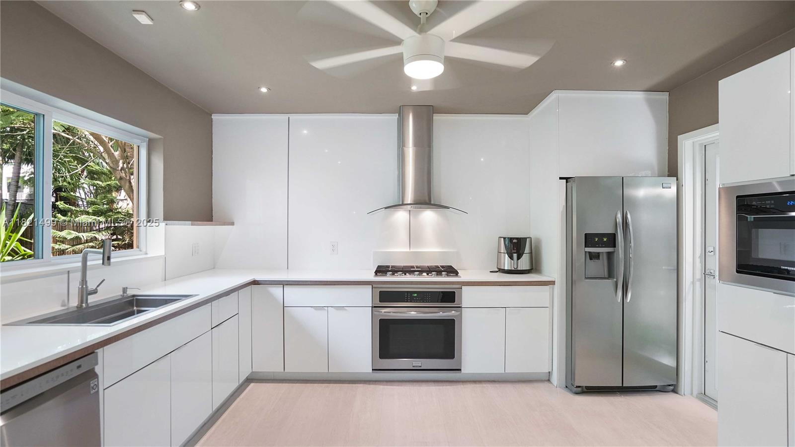 5650 Pine Tree Drive Miami Beach, FL 33140 - Photo 41 of 48