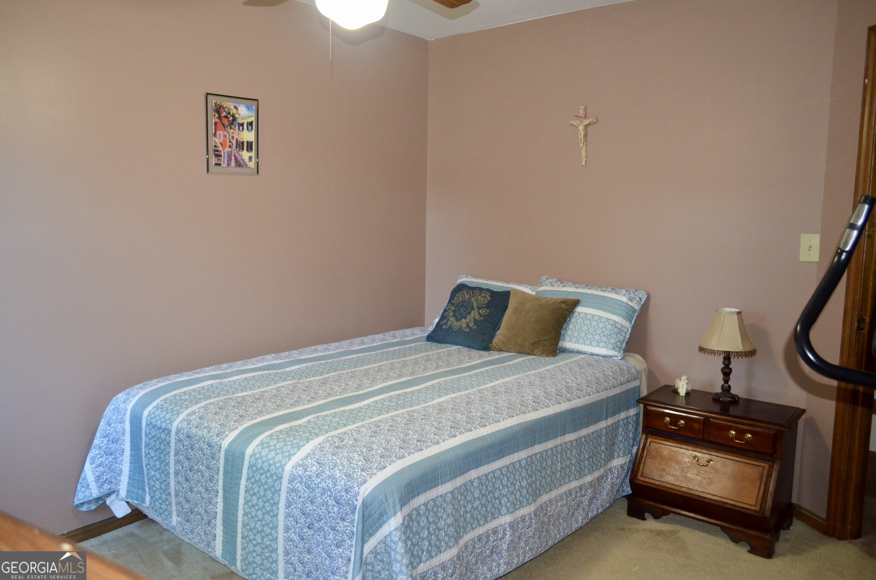 116 Elk Run Warner Robins, GA 31088 - Photo 20 of 43 a bedroom with a bed and a lamp on the dresser