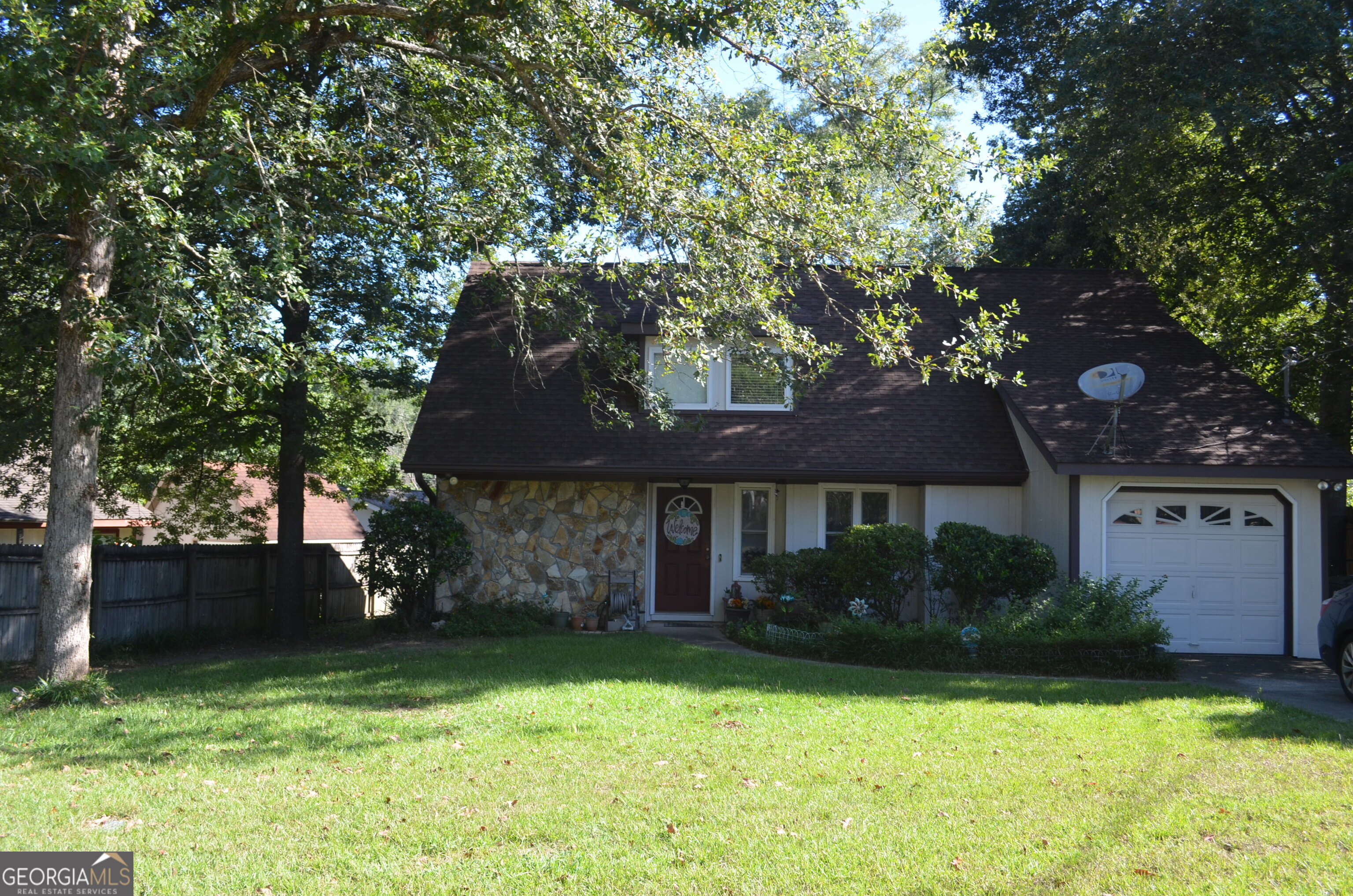 116 Elk Run Warner Robins, GA 31088 - Photo 2 of 43 a front view of a house with garden