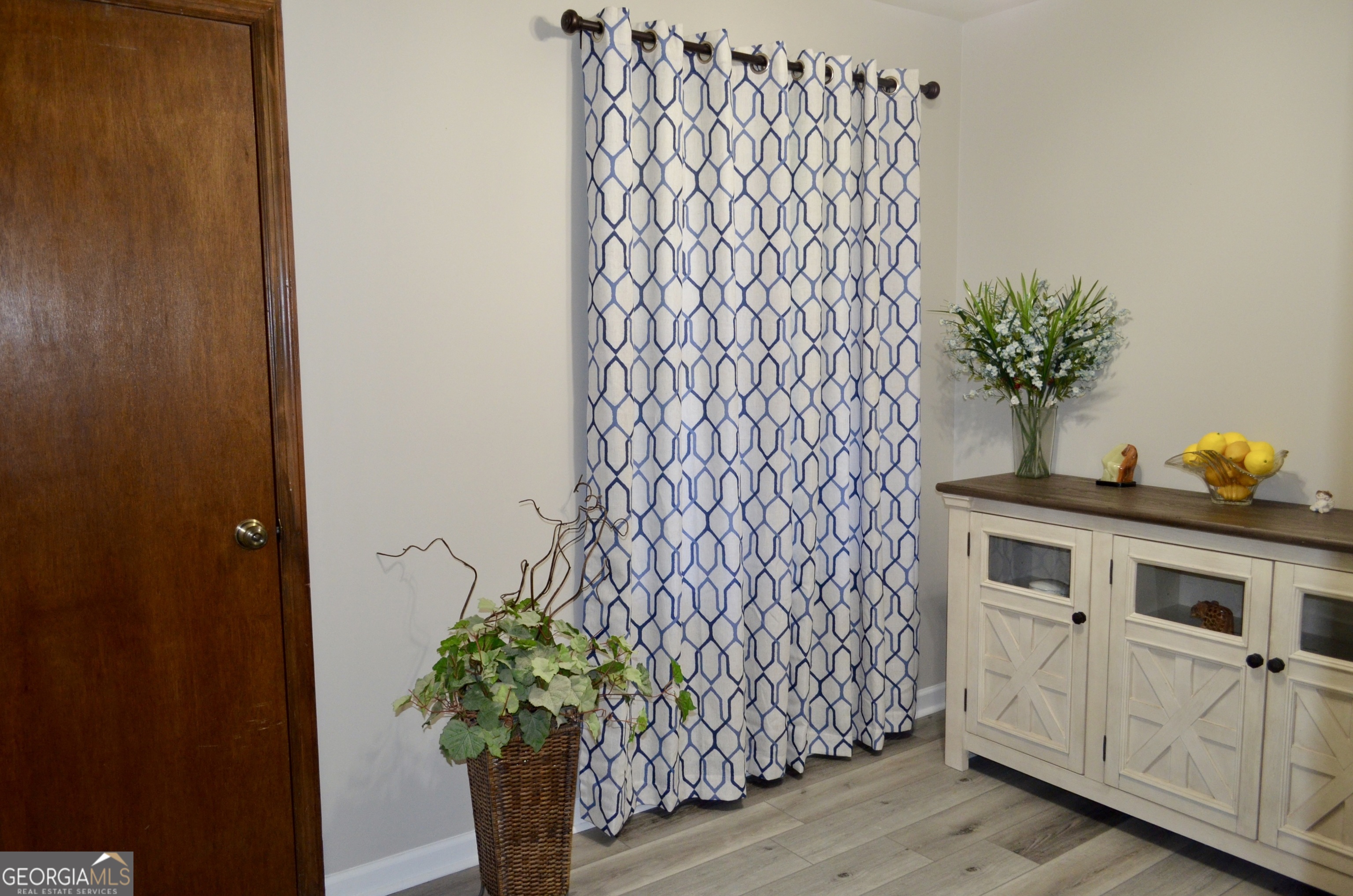 116 Elk Run Warner Robins, GA 31088 - Photo 30 of 43 a vase of flowers sitting on a wooden floor