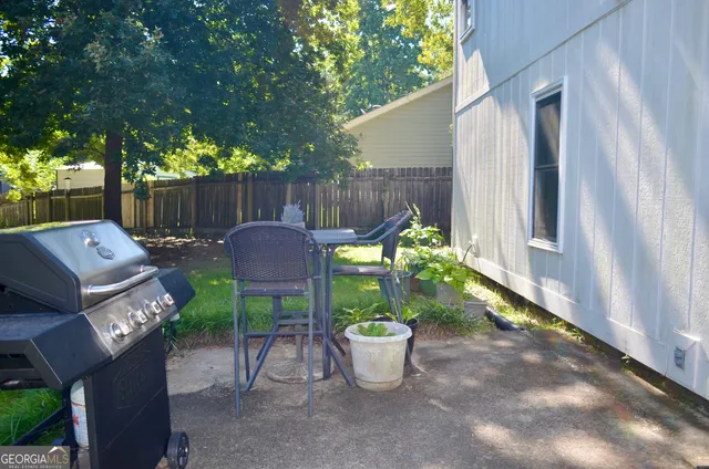 a view of a back yard