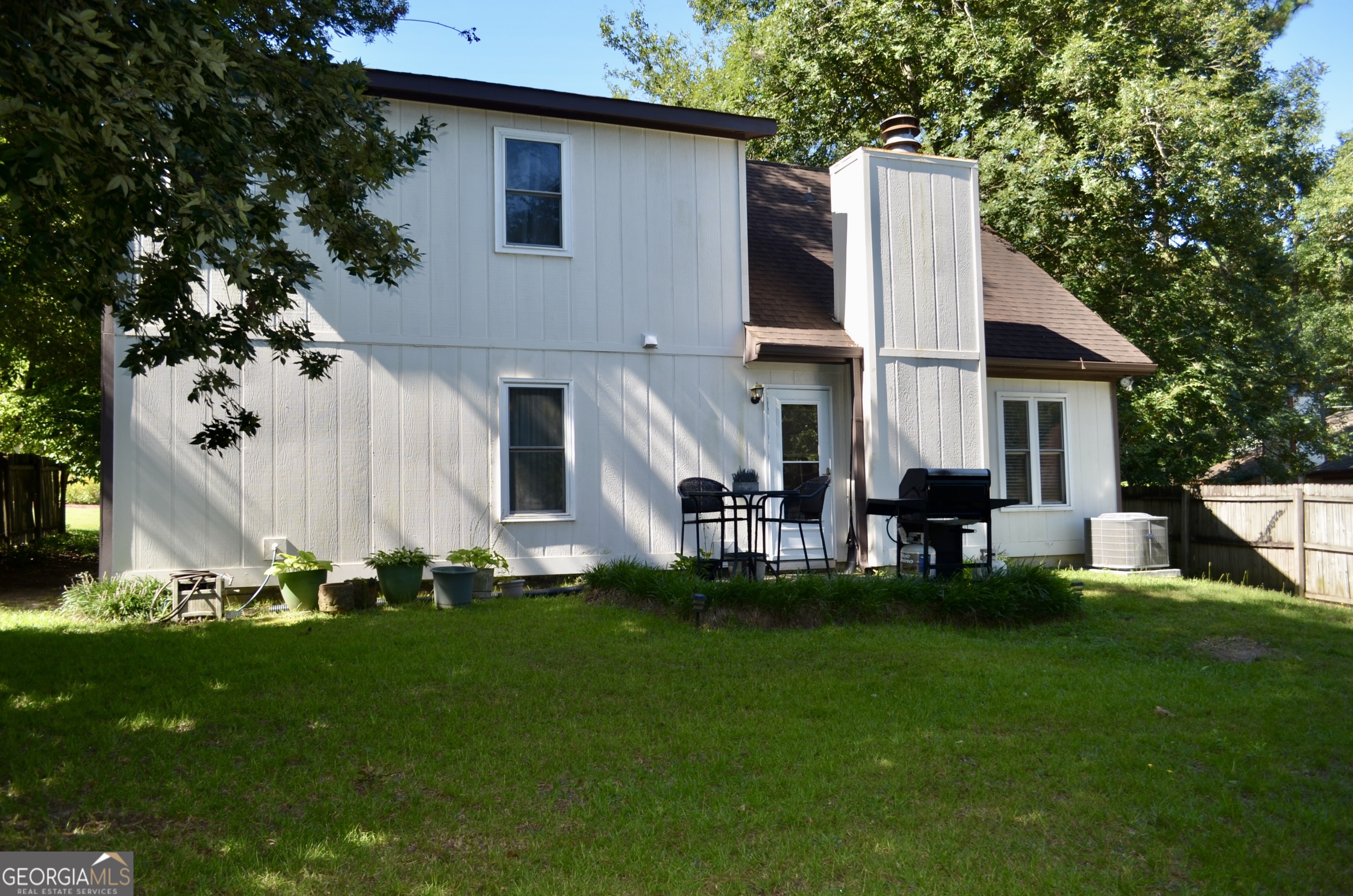 116 Elk Run Warner Robins, GA 31088 - Photo 38 of 43 a view of a house with backyard sitting area and garden