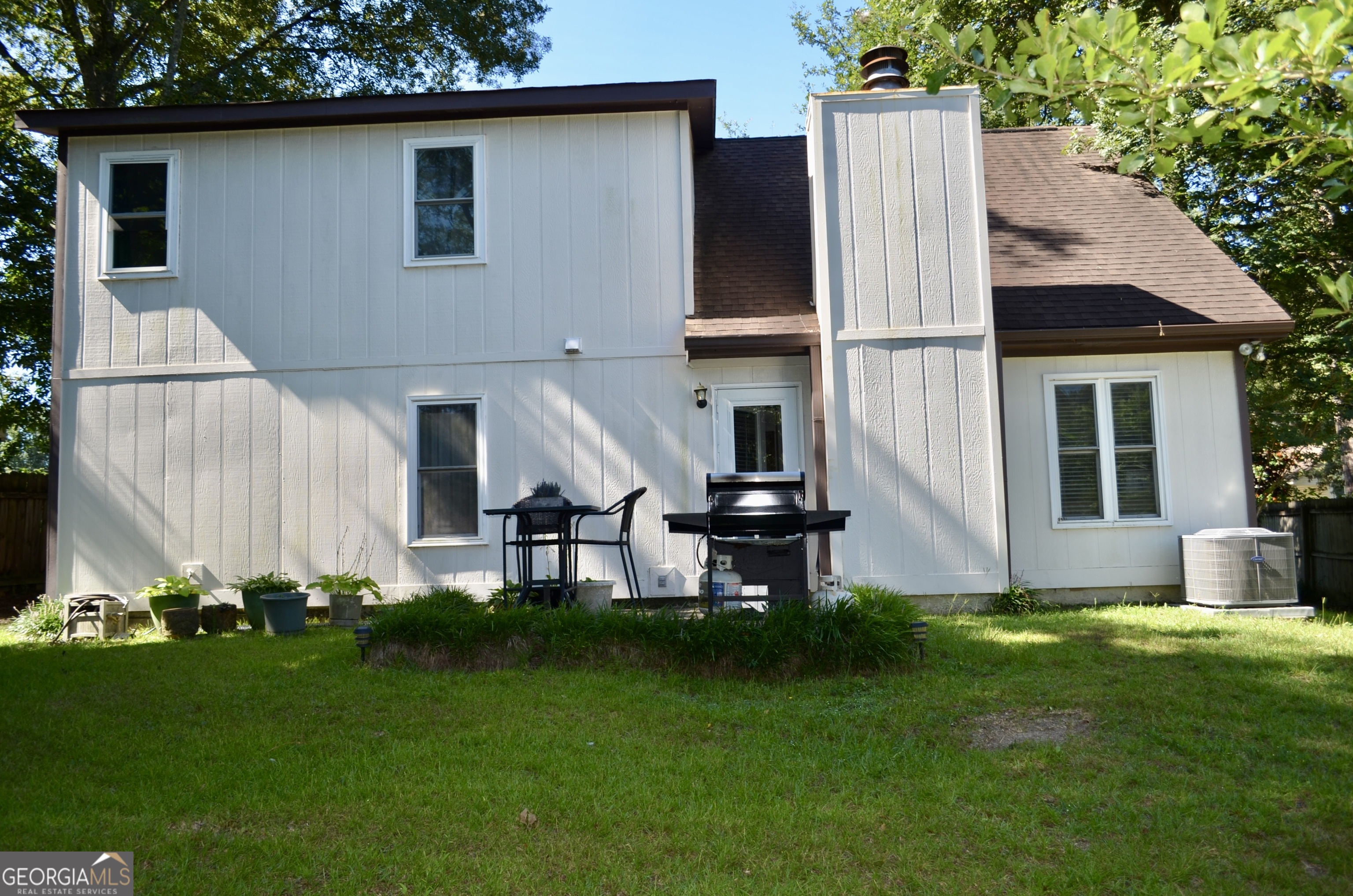 116 Elk Run Warner Robins, GA 31088 - Photo 39 of 43 a view of a chair and table in front of a house