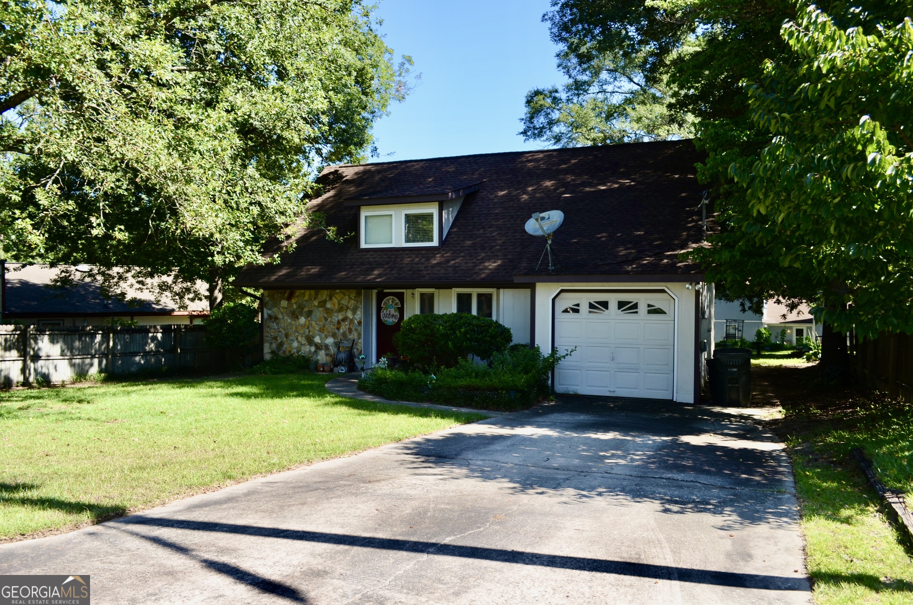 116 Elk Run Warner Robins, GA 31088 - Photo 42 of 43 a view of a sign board with yard