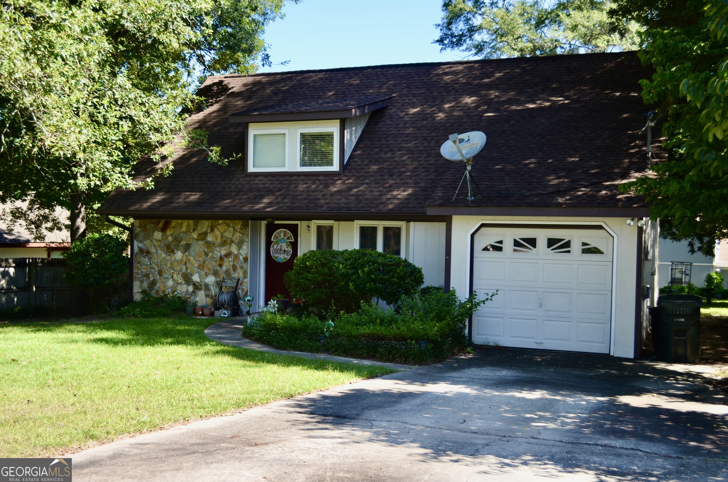 116 Elk Run Warner Robins, GA 31088 - Photo 43 of 43 a front view of a house with garden