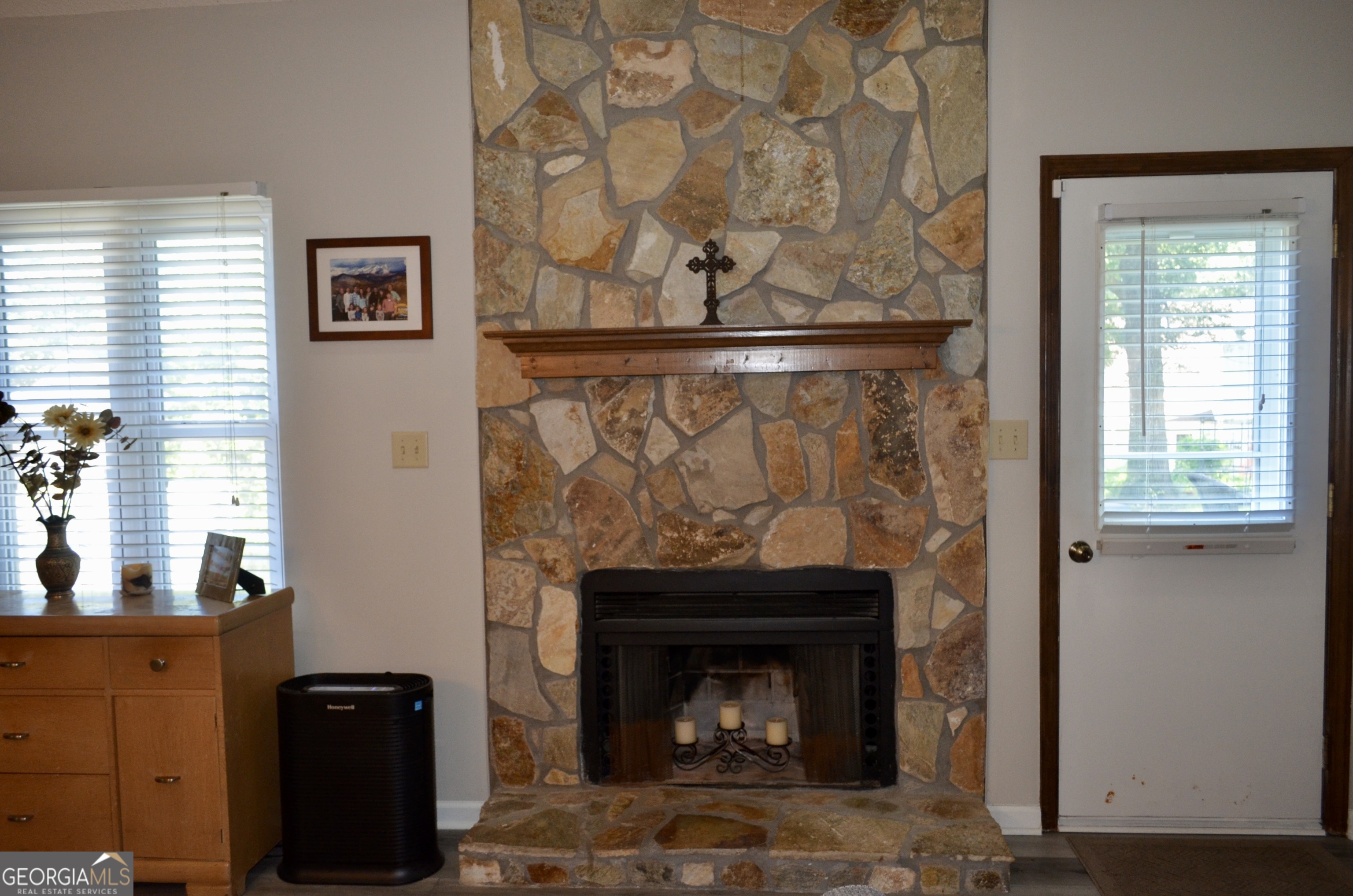 116 Elk Run Warner Robins, GA 31088 - Photo 8 of 43 a living room with a fireplace