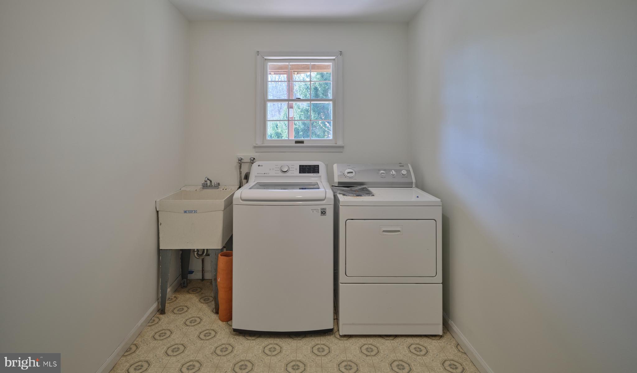 6724 Upper York Road New Hope, PA 18938 - Photo 18 of 40 a utility room with dryer and washer
