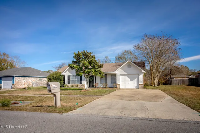 $1,750 | 1316 Deana Road, Ocean Springs, MS 39564