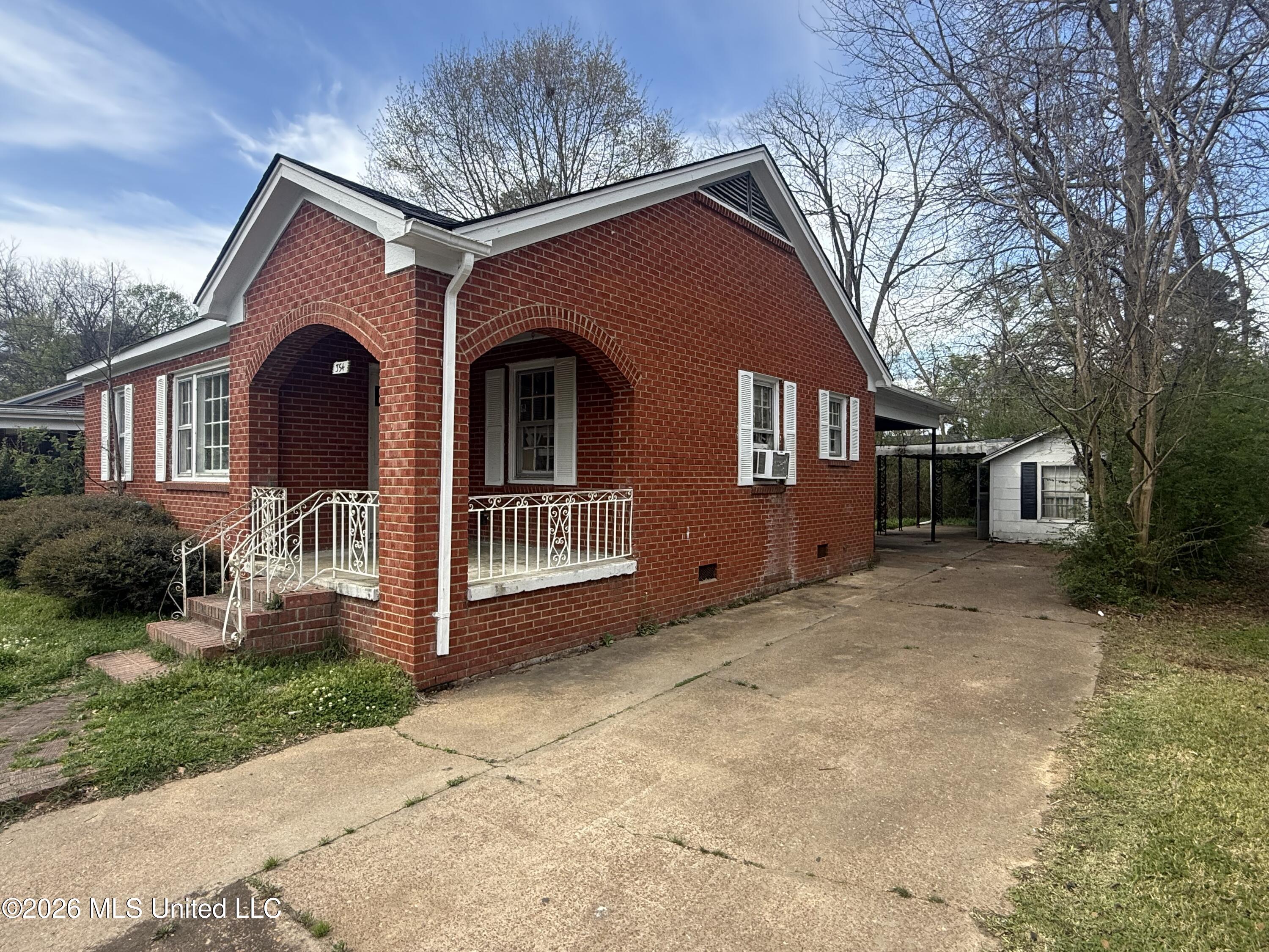354 Walthall Street Grenada, MS 38901 - Photo 2 of 25 IMG_6722