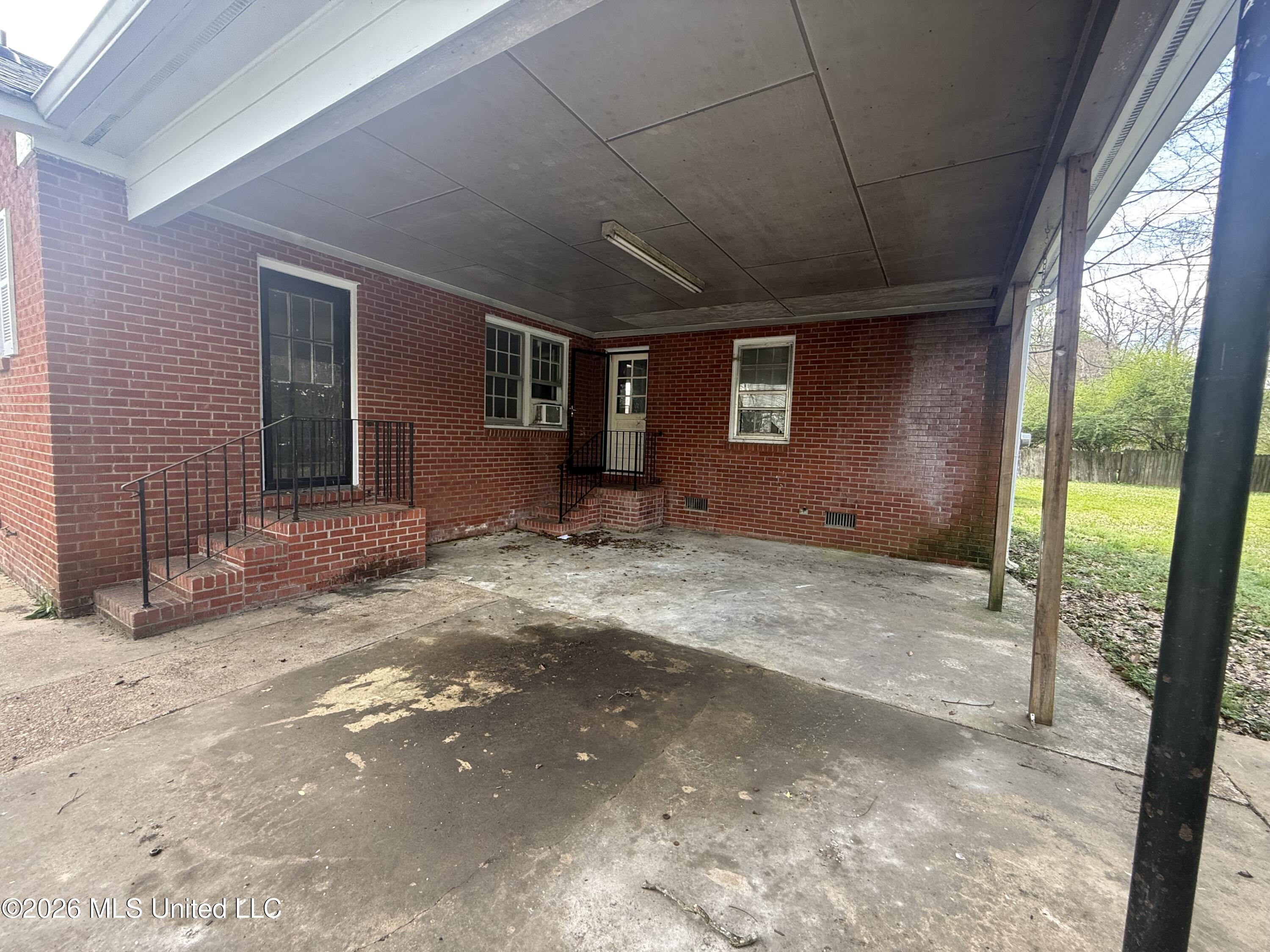 354 Walthall Street Grenada, MS 38901 - Photo 3 of 25 IMG_6724