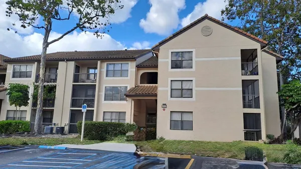 $1,700 | 4521 West McNab Road, Unit 30, Pompano Beach, FL 33069