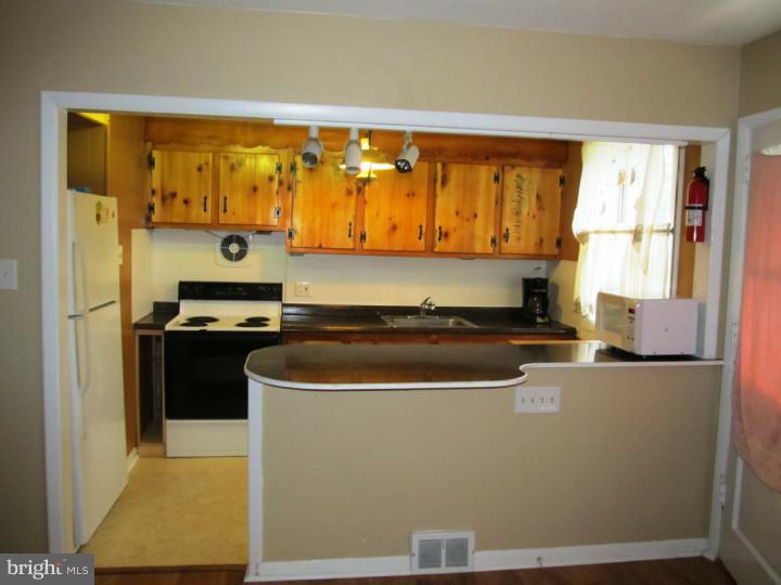 262 Hoffman Road Ridley Park, PA 19078 - Photo 5 of 9 Kitchen