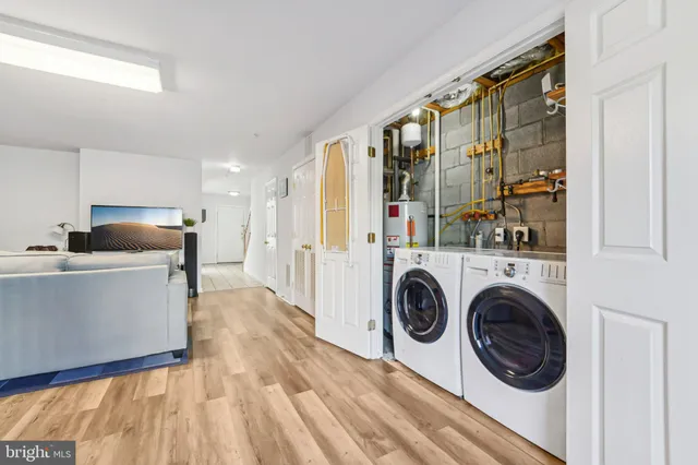 a view of kitchen with washer and dryer