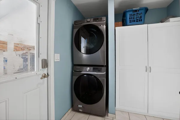 a view of a bedroom with washer and dryer