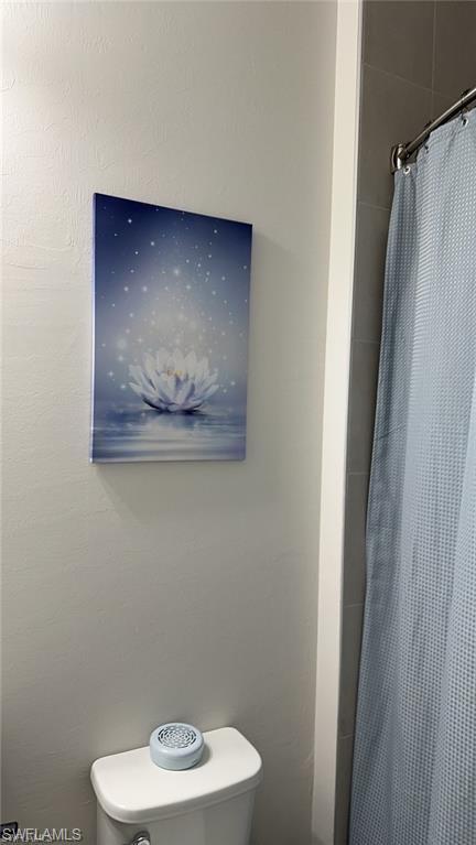 7135 Cayo Coco Lane Naples, FL 34113 - Photo 18 of 41 Full bath with curtained shower and toilet