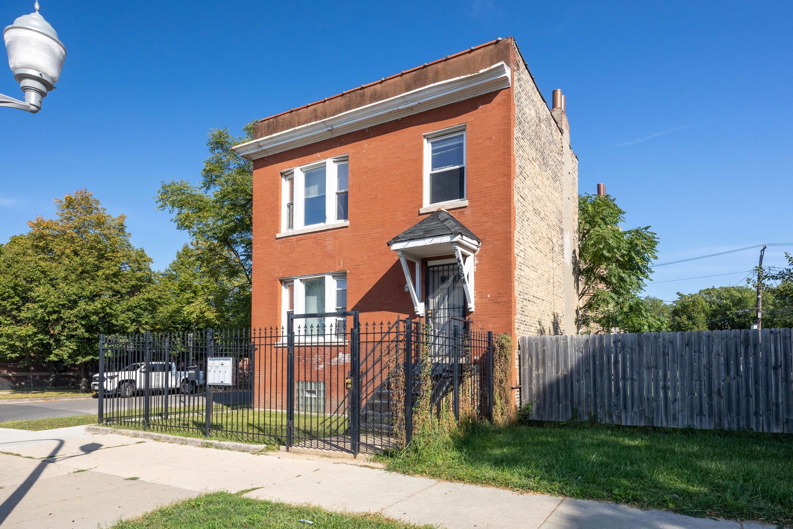 4058 West Congress Parkway, Unit 2S Chicago, IL 60624 - Photo 1 of 13 a front view of a house with a garden