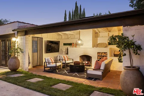 $2,699,000 | 6258 Warner Drive, Los Angeles, CA 90048