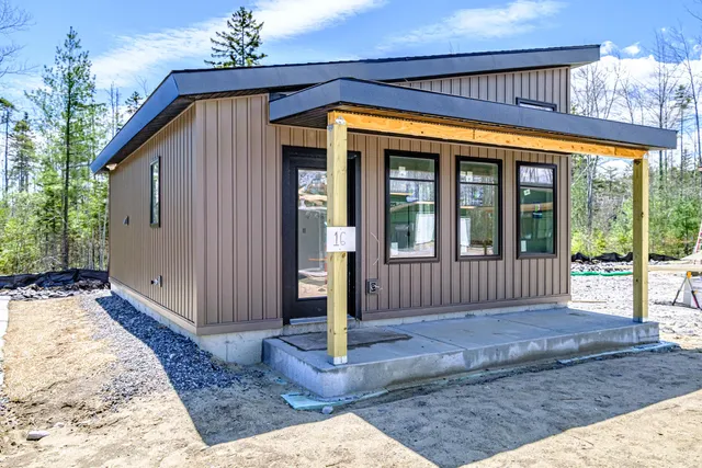 small modern cottage in Maine