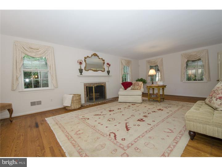 809 Malin Road Newtown Square, PA 19073 - Photo 3 of 23 Living Room