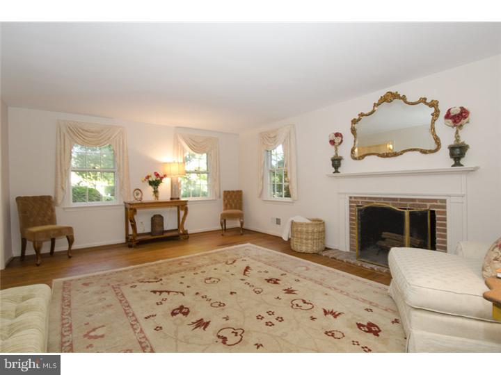 809 Malin Road Newtown Square, PA 19073 - Photo 4 of 23 Living Room