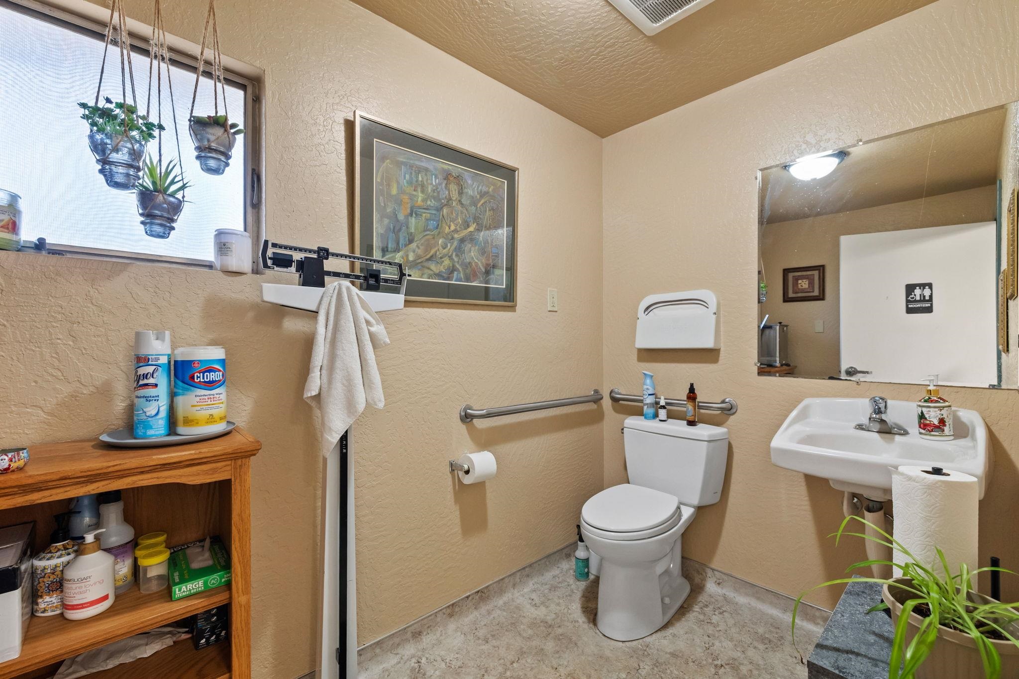 6 South Forrest Sonora, CA 95370 - Photo 10 of 17 Half bathroom featuring a textured wall and a textured ceiling