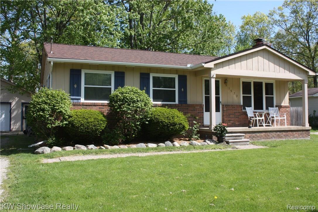 1573 Remsing Street Hartland, MI 48353 - Photo 1 of 25 IMG_7707.JPG