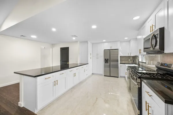 $389,900 | 6934 Heron Drive, Houston, TX 77087