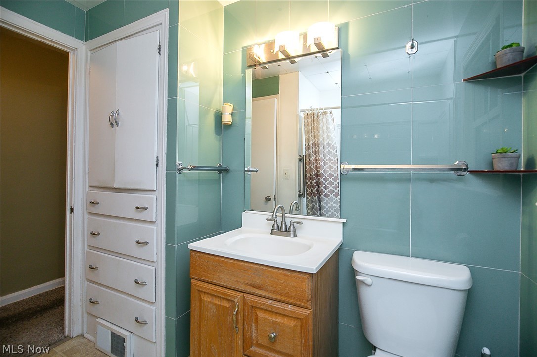 3065 25th Street Northwest Canton, OH 44708 - Photo 23 of 35 Main Floor Full Bath
